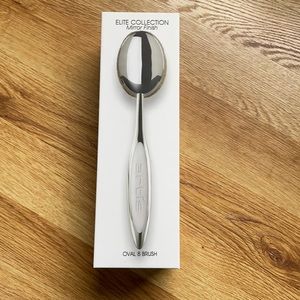 New Artis Elite Collection Oval 8 Brush